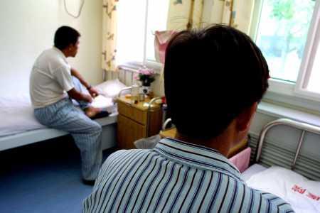 住院艾滋病检查什么项目：一般是有输血、手术或者侵入性操作前需要进行检测。