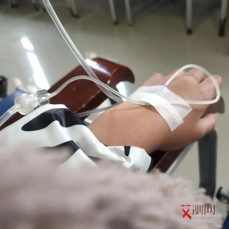 艾滋病症状初期红点图片男